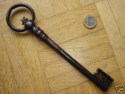 Antica chiave non mia venduta 111 da 21 cm.jpg