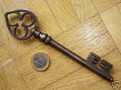 Antica chiave non mia venduta 111 euro da 15,5 cm.jpg