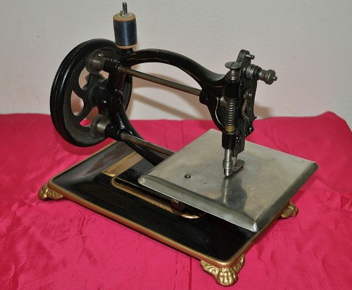 Bartlett Antica macchina da cucire a manovella del 1860'