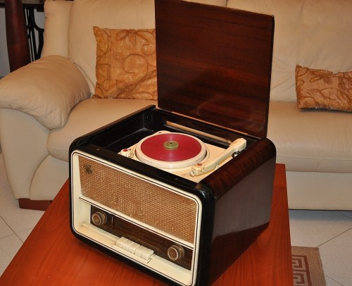 Antiche Radio a valvole, antica radio,vecchia radio,grammofono,radio grammofono