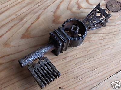 Antica chiave non mia venduta 1537 da 12 cm.jpg