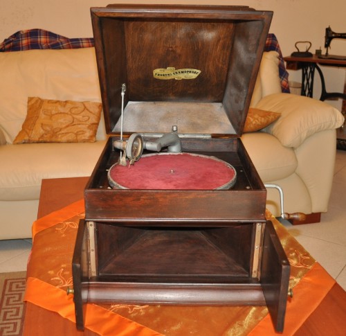 Antico grammofono,vecchio grammofono