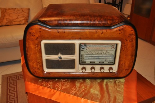 Antiche Radio a valvole, antica radio,vecchia radio,grammofono,radio grammofono,grammofono, voce del padrone